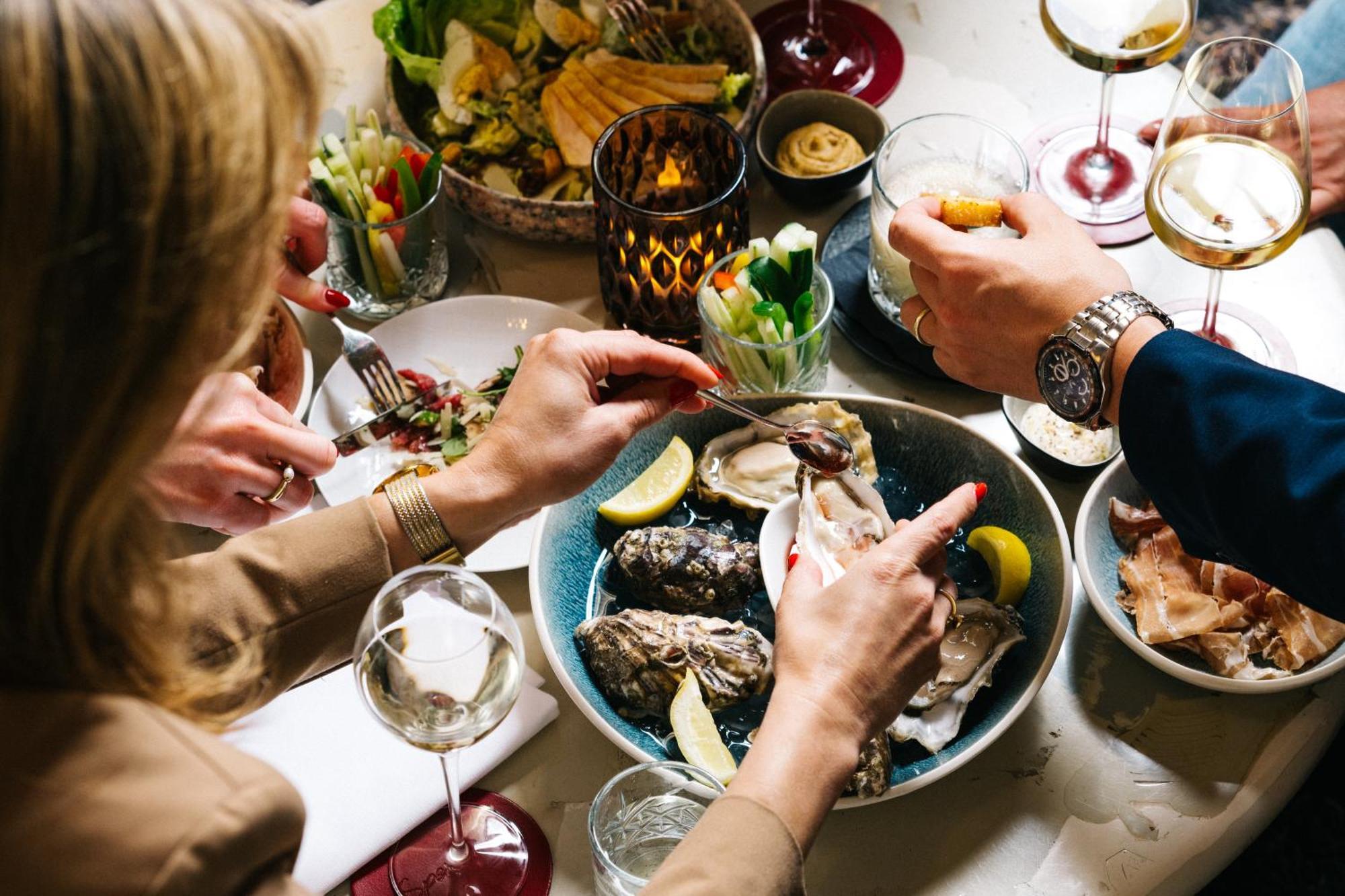 设计酒店 马斯特里赫特 外观 照片 Oysters being eaten