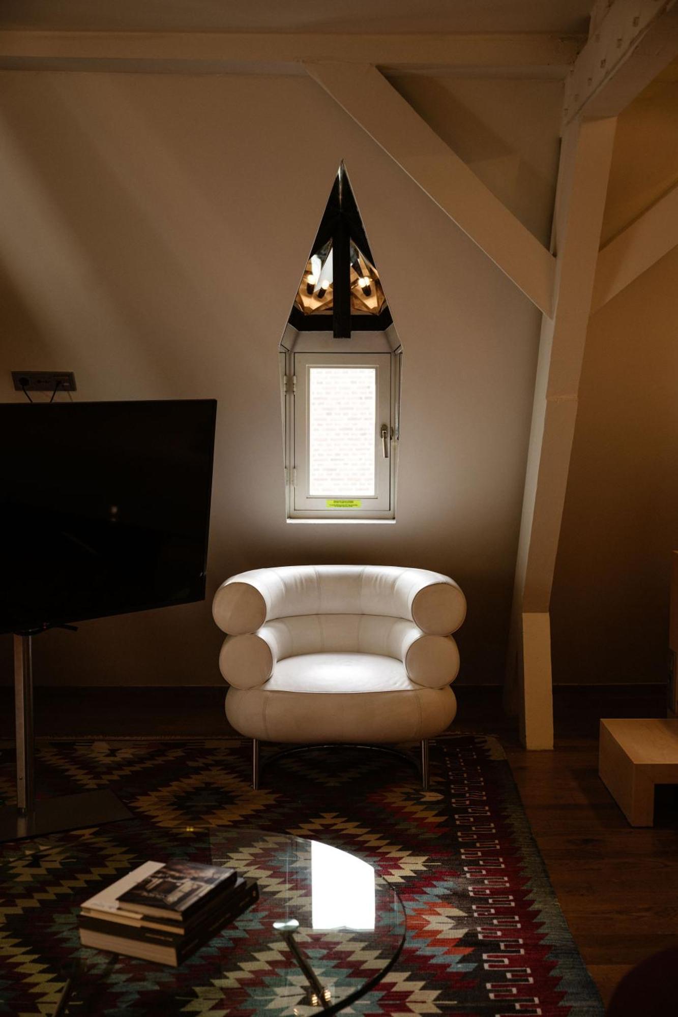 设计酒店 马斯特里赫特 外观 照片 A chair with LED lighting